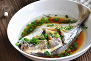 葱油鲳鱼的简单做法_葱油鲳鱼怎么做最好吃？