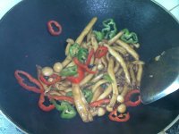 彩椒蚝油海鲜菇怎么做好吃_彩椒蚝油海鲜菇的做法