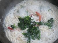 芹香鲜虾汤面怎么做好吃_芹香鲜虾汤面的做法