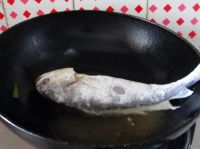 大蒜烧黄鱼怎么做好吃_大蒜烧黄鱼的做法