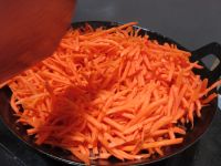 红萝卜炒红薯粉条怎么做好吃_红萝卜炒红薯粉条的做法