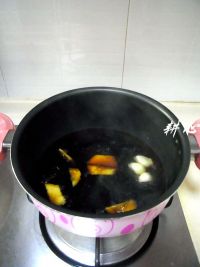 酱油水煮斑猪鱼怎么做好吃_酱油水煮斑猪鱼的做法