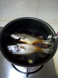 酱油水煮斑猪鱼怎么做好吃_酱油水煮斑猪鱼的做法