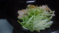 芹菜炒鱼丸片怎么做好吃_芹菜炒鱼丸片的做法