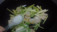 芹菜炒鱼丸片怎么做好吃_芹菜炒鱼丸片的做法
