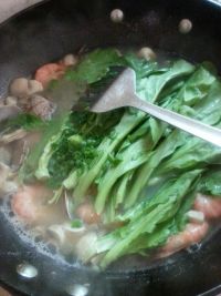 口蘑筒蒿海鲜汤怎么做好吃_家常口蘑筒蒿海鲜汤的做法