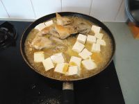 咖喱三文鱼头煮豆腐怎么做好吃_家常咖喱三文鱼头煮豆腐的做法