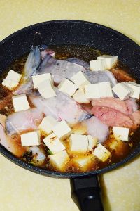 海兔鱼炖豆腐怎么做好吃_家常海兔鱼炖豆腐的做法