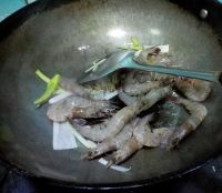葱姜烧大虾怎么做好吃_家常葱姜烧大虾的做法